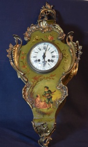 Reloj de pared francs, madera pintada y aplicaciones bronce. Alto: 62 cm.