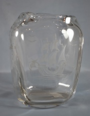 Vaso vidrio escandinavo, decoracin grabada de barco. Desgastes. 21 cm.