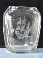 Vaso vidrio escandinavo, decoracin grabada de barco. Desgastes. 21 cm.