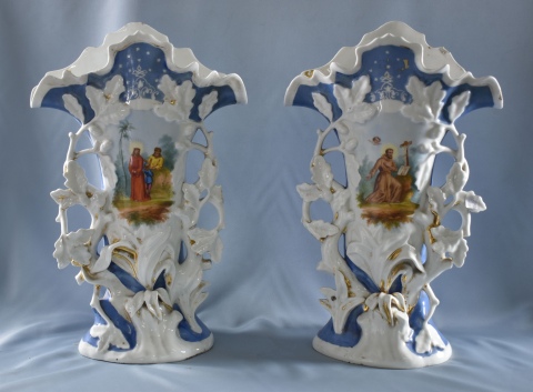 Par de vasos isabelinos con celeste y escenas religiosas. Pequeas cachaduras. 45 cm. (463)
