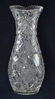 Florero de cristal tallado, 41 cm. (756)