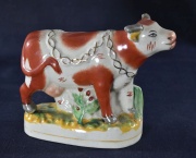 Vaca lechera de porcelana policromada, con mnsula. (212)