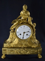 Reloj de mesa de bronce francs, Philibert, con figura femenina superior. Pont St. Michel a Paris. 45 cm. (424)