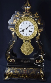 Reloj isabelino de mesa con marquetera y bronce. (276)