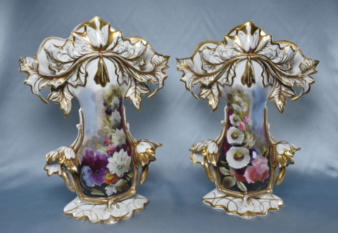 Par de vasos isabelinos de porcelana con flores. Pequea cachadura. Alto: 37 cm. (590)