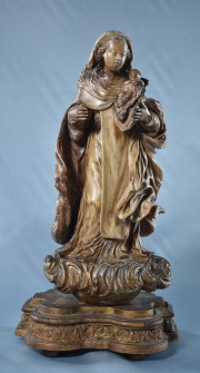 Virgen con Nio sobre nubes, piedra tallada. Restaurada. Base de madera (593)