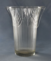 Vaso de vidrio decoracin hojas. 17,2 cm. (758)