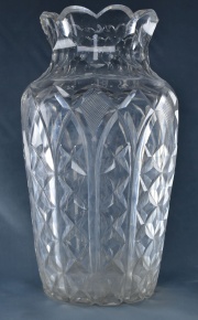 Florero de cristal tallado. Pequeas roturas. Alto: 35 cm. (755)