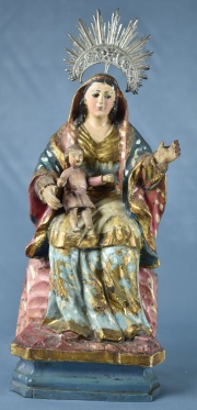 Virgen sentada con Nio Jess. Talla policromada con rayos de plata y base de madera. Dedos faltantes. (200) Revisar