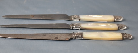 Tres cuchillos con mangos de ncar. (807)