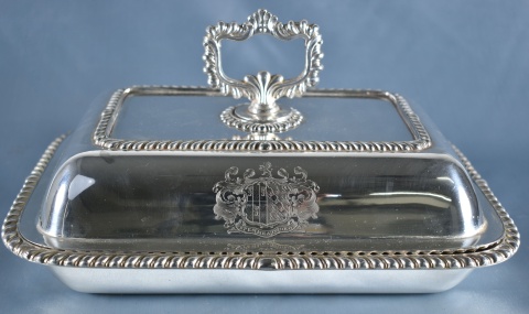 Legumbrera en metal con escudo herldico. (688)