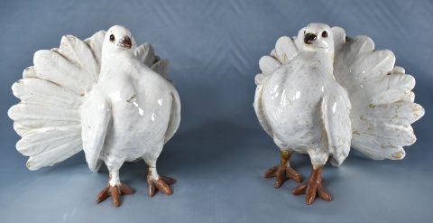 Par de palomas de cermica blanca. Restauracin. Alto: 22 cm. (267)