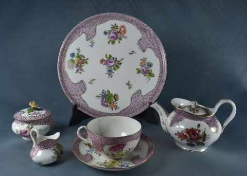 Juego de T de porcelana rosa con flores. Tetera, azuc., cremera, bandeja y taza con averas. 5 piezas. (626)