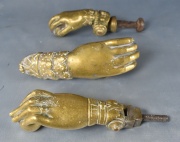 Tres manos, llamadores de bronce de distintos tamaos. (329)