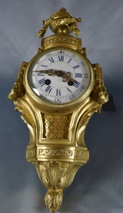 Reloj Cartel, estilo Luis XVI (ms chico). De bronce al lor Moulu. 34 cm. (15)