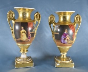 Par de vasos porcelana de Paris. Dorados, decoracin de personajes. 32 cm. (403)