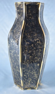 Jarrn Samson porcelana con hojas doradas. Hexagonal. Peq. fisura en la base. 34 cm.(887)