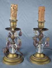 Par de pequeos candeleros de bronce con caireles(858)