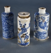 Tres vasos pequeos orientales de porcelana con esmalte celeste. 6 cm. (201)