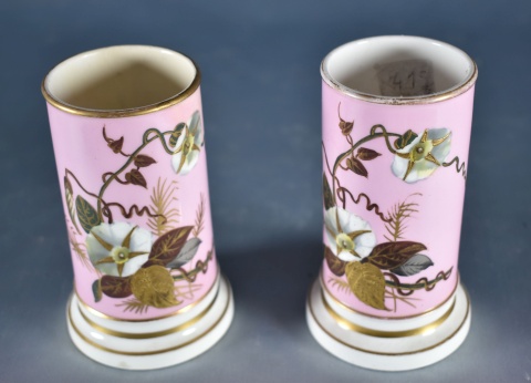 Par de vasos cilndricos de porcelana rosa con flores. 12 cm. (415)