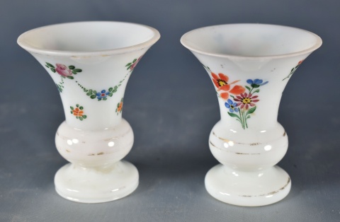 Par de pequeos vasos opalina con flores. 8 cm. (412)