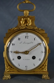 Reloj de mesa Leroy & Ce. Caja de bronce al lor Moulu. 23 cm. (16)