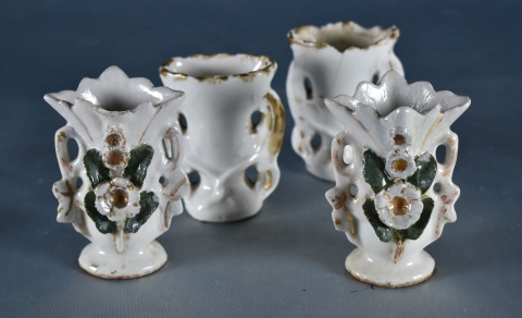 Cuatro vasos pequeos isabelinos porcelana, cachaduras. 7 cm. (400)