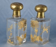 Par de perfumeros cristal facetados, con diseos en dorado. (318)