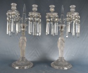 Par de candelabros de cristal con figuras clsicas, 2 velas. (243)