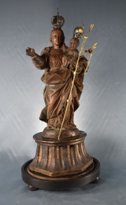 Virgen con Nio, talla de madera. Base dorada. (270) y con Fanal de vidrio (815)