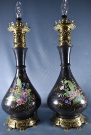 Par de lmparas quinqu porcelana negra con flores, bases de bronce. Pantallas. (283)