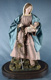 Virgen con el Nio, figura estucada y policromada. Con fanal. 57 cm. (24)