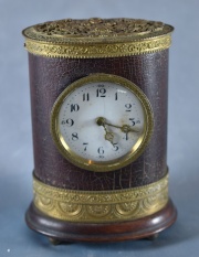 Reloj de mesa de seccin oval, madera y bronce.