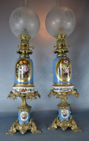 Par de lmparas victorianas de porcelana turquesa y bronce con tulipas(160)