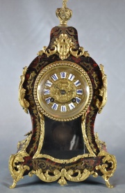 Reloj de mesa estilo Boulle, con cuerda. Averas, faltantes. (120)