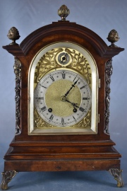 Reloj de chimenea ingls, caja de nogal. (333)