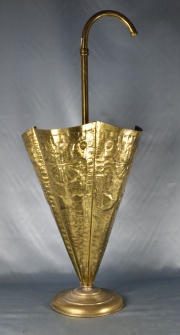 Paragero de chapa de bronce con 11 bastones distintos. (309)