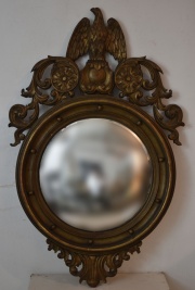 Espejo estilo Regency, circular, marco tallado con figura de guila. Desperfectos. (13)