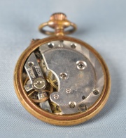 Reloj de Bolsillo Pequeo, Suizo, con esmalte bord en la guarda. (557).
