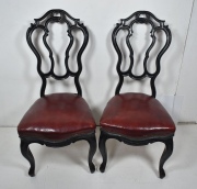 Par de sillas bajas Victorianas, asiento cuero bord(378)