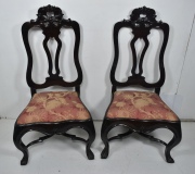 Par de sillas Lusobrasileras, bajas, asiento tapizado rosa labrado. Una restaurada (252)