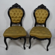Par de sillas bajas Victorianas, tapizado capiton claro. (288)