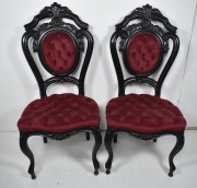 Dos sillas Victorianas bajas con rueditas. Tapizado bord. Averas. (47)