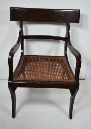 Par de sillas victorianas de caoba, con esterilla y almohadones. Ms un silln.