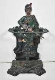 Paragero de hierro con figura de soldado escocs. (268)