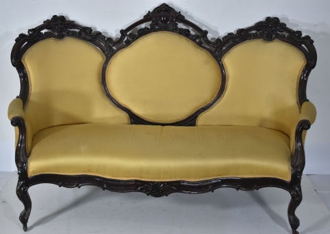 Juego de sofa y dos sillones lusobrasilero. Sof y dos sillones tapizado amarillo. (360)