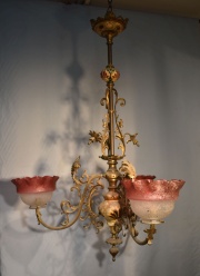 Araa inglesa de tres luces, bronce y porcelana, con tulipas bordes bord. (367)