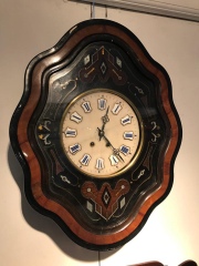 Reloj de pared isabelino, con esmalte y marquetera. Saltaduras. (272)