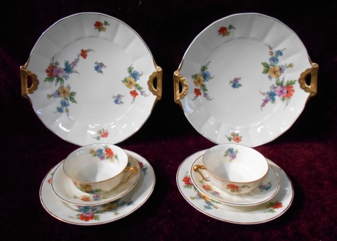 26. JUEGO DE LUNCH, de porcelana de Limoges decoracin de flores policromas, 12 tazas de te con sus platos, 12 platos