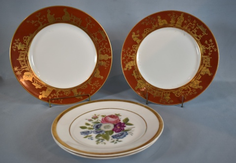 Platos de porcela dos con decoracin de frutas y dos con marli bordo con decoracin de personajes y pagoda. 4 Piezas